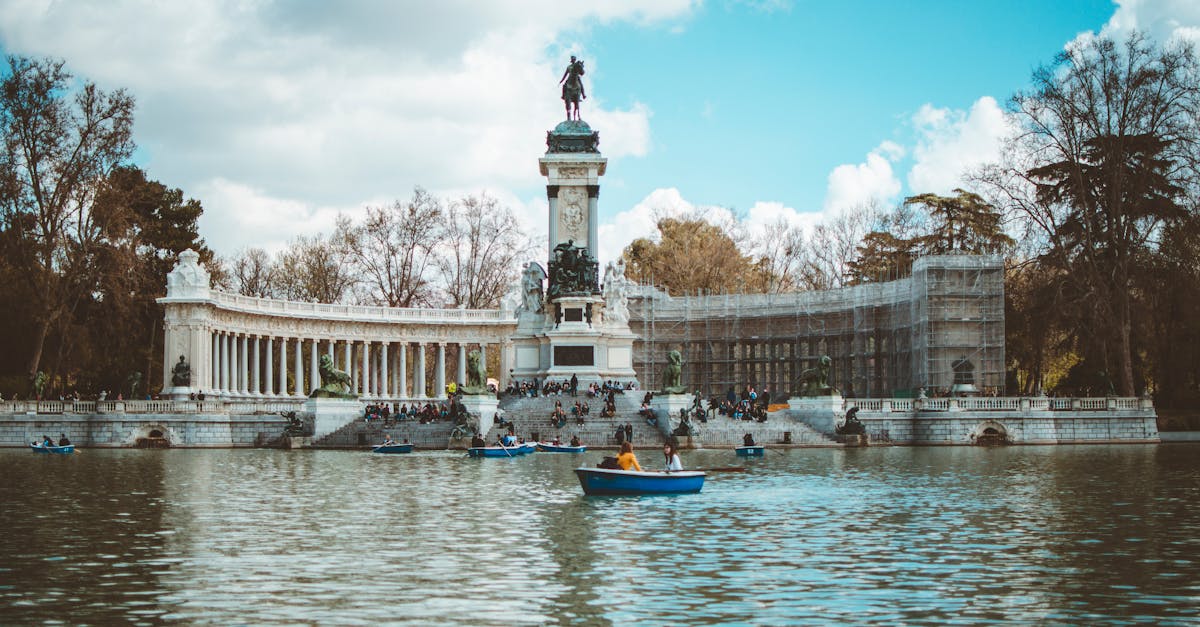 découvrez madrid, la vibrante capitale espagnole, connue pour son riche patrimoine culturel, ses musées renommés comme le prado, sa vie nocturne animée et sa délicieuse gastronomie. explorez les places historiques, flânez dans les parcs et imprégnez-vous de l'atmosphère unique de cette ville envoûtante.