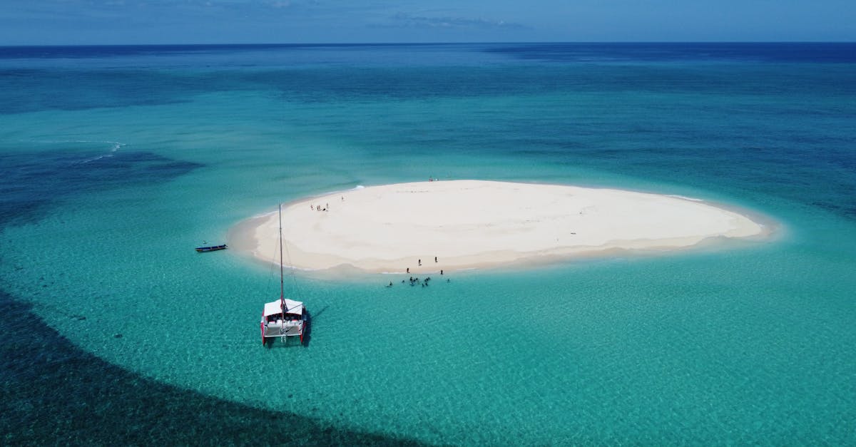 découvrez mayotte, une île magnifique de l'archipel des comores, réputée pour ses plages de sable blanc, ses lagons turquoise et sa biodiversité unique. partez à la rencontre de sa culture riche et de ses paysages époustouflants, entre montagnes volcaniques et récifs coralliens.