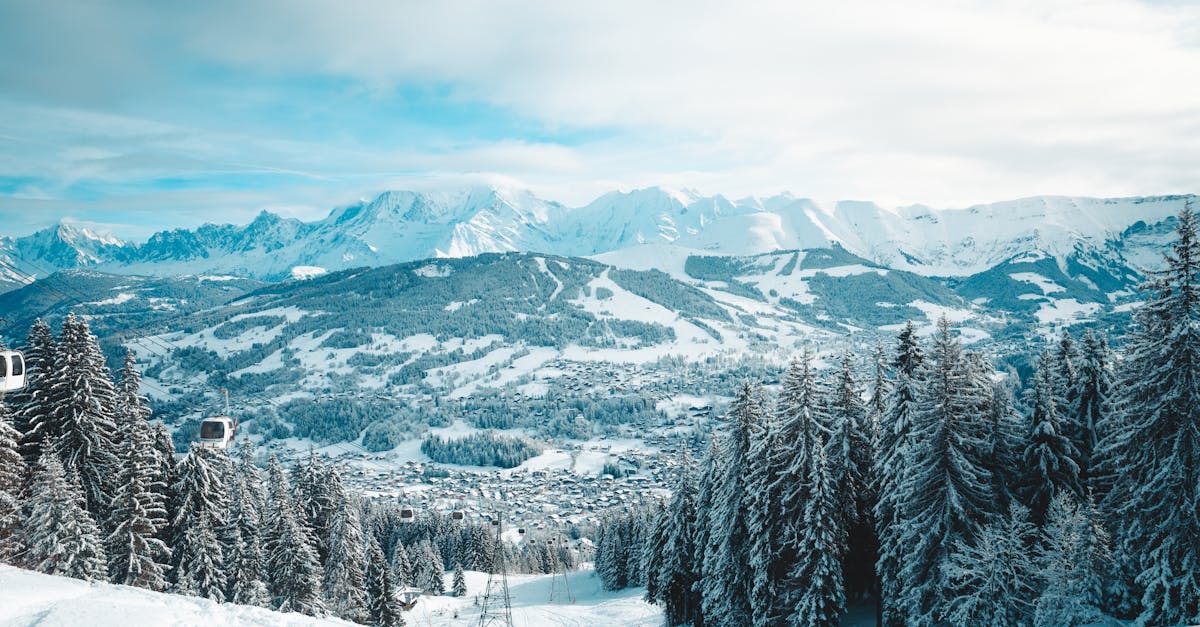 découvrez megève, la charmante station de ski française où tradition et modernité se rencontrent. profitez de paysages alpins à couper le souffle, d'activités hivernales variées et d'une ambiance chaleureuse au cœur des alpes. que vous soyez passionné de ski, amoureux de la nature ou à la recherche de détente, megève saura vous séduire.