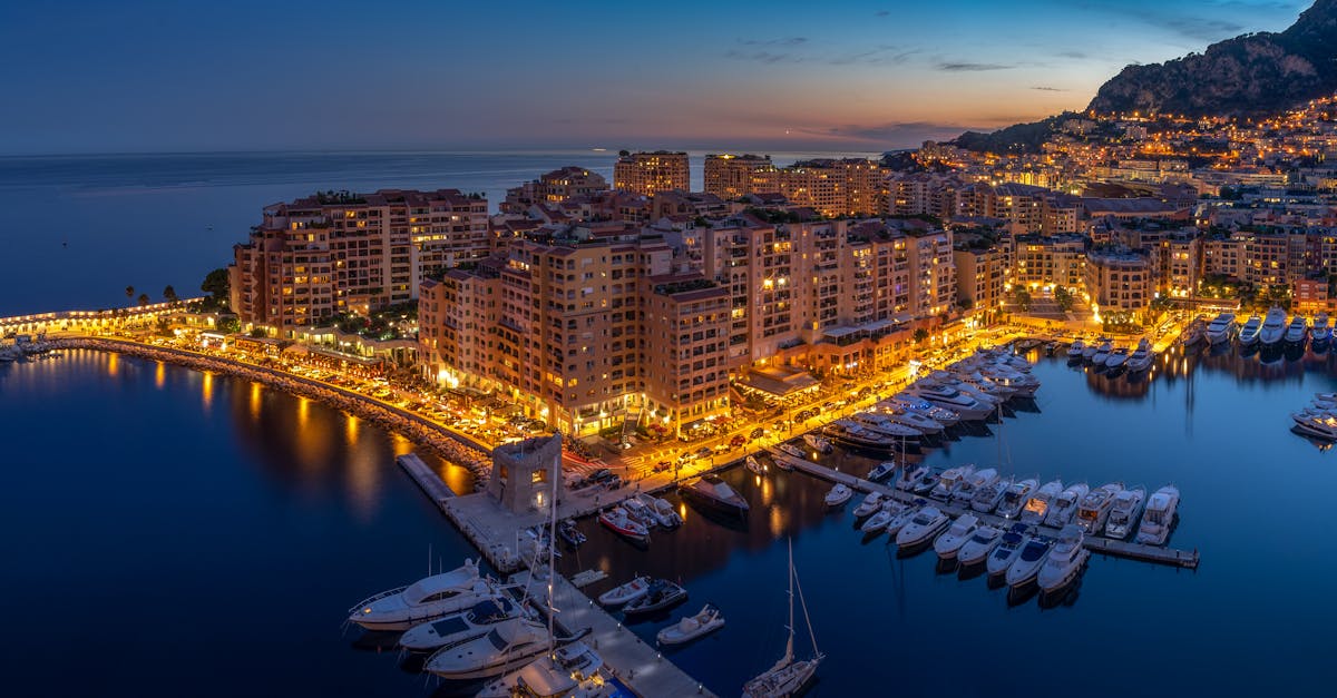 découvrez monaco, une destination emblématique de la côte d'azur, célèbre pour son luxe, son casino, ses événements prestigieux et son histoire fascinante. explorez les magnifiques paysages, la gastronomie raffinée et la richesse culturelle de ce petit état unique.