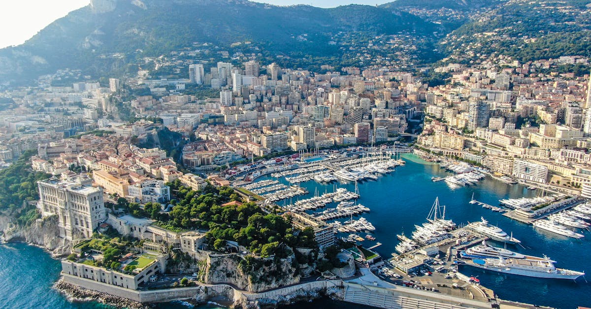 découvrez l'éclat et le luxe de monaco, la petite principauté sur la côte d'azur. explorez ses casinos prestigieux, ses événements mondiaux et son charme méditerranéen.