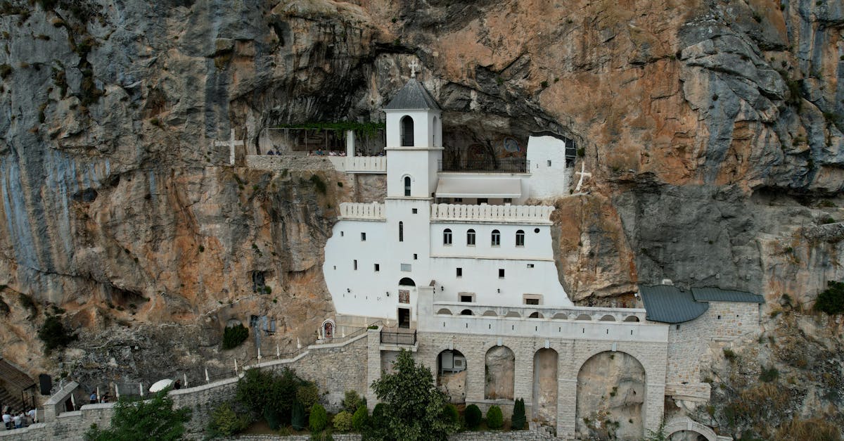 découvrez le monténégro, un joyau des balkans regorgeant de paysages à couper le souffle, de plages enchanteuses et d'une richesse culturelle unique. explorez ses montagnes majestueuses, ses charmants villages et ses eaux cristallines pour une expérience inoubliable.