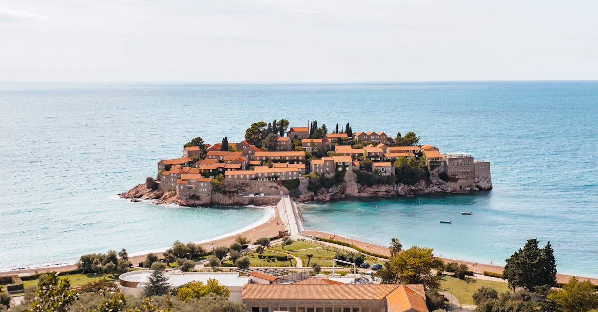découvrez le monténégro, un pays des balkans aux paysages à couper le souffle, entre montagnes majestueuses et plages de la mer adriatique. explorez ses villes historiques, sa riche culture et savourez une cuisine délicieuse. parfait pour les aventuriers et les amoureux de la nature !