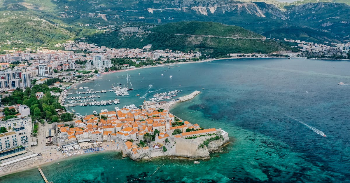 découvrez le monténégro, un joyau des balkans aux paysages à couper le souffle, plages ensoleillées et montagnes majestueuses. explorez ses richesses culturelles, ses villages pittoresques et sa délicieuse cuisine traditionnelle.