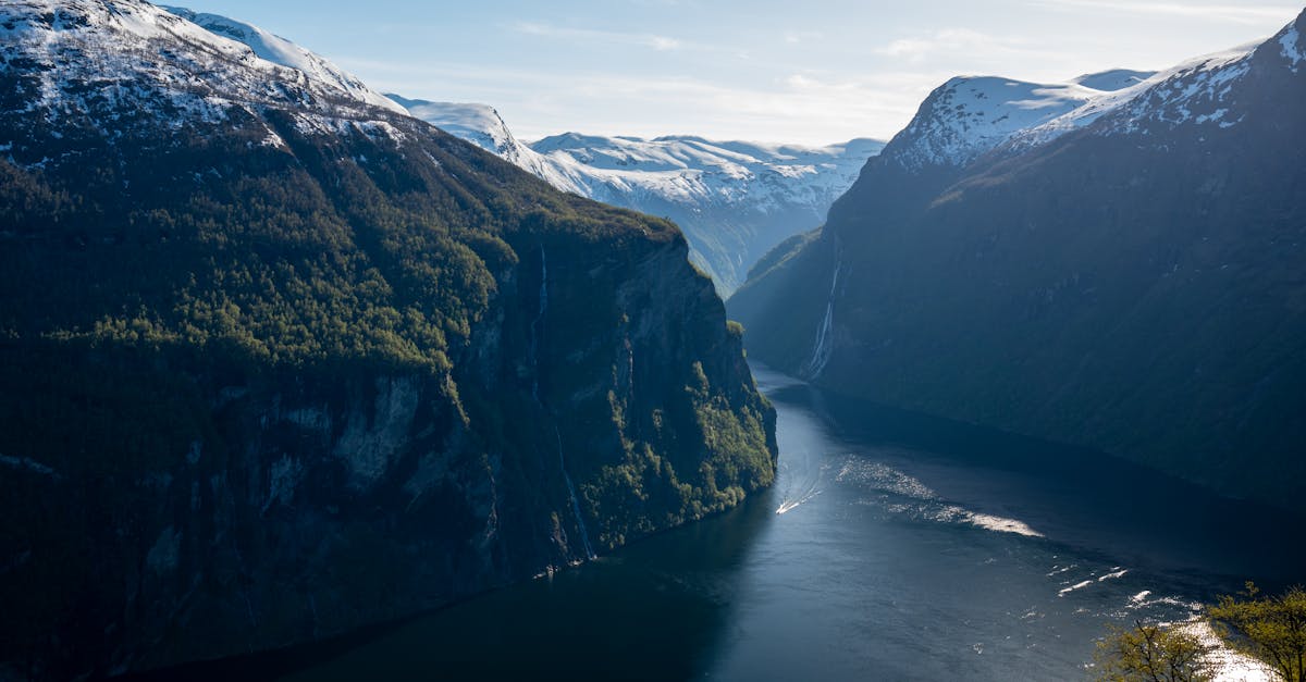 découvrez møre og romsdal, une région spectaculaire de norvège, célèbre pour ses paysages montagneux, ses fjords majestueux et ses charmants villages côtiers. explorez ses activités en plein air, sa culture riche et ses trésors naturels.