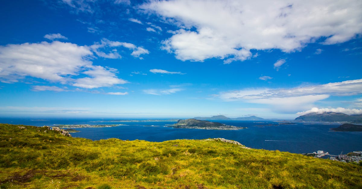 découvrez møre og romsdal, une région norvégienne réputée pour ses paysages époustouflants, ses fjords majestueux et ses charmants villages côtiers. partez à l'aventure dans la nature sauvage et vivez une expérience unique entre mer et montagnes.