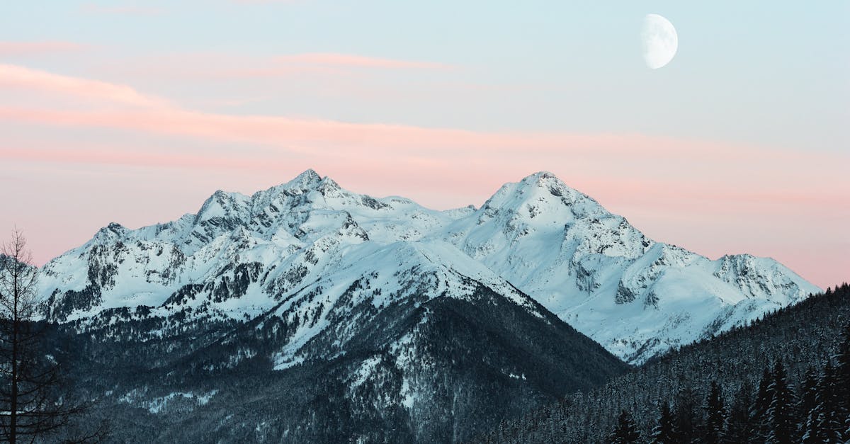 découvrez les majestueuses montagnes, des paysages à couper le souffle où la nature se révèle dans toute sa splendeur. que vous soyez amateur de randonnée, d'escalade ou simplement en quête de tranquillité, les montagnes vous invitent à l'aventure et à l'émerveillement.