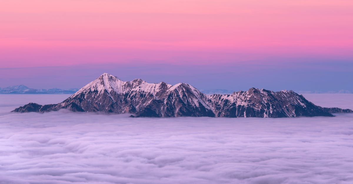 découvrez la majesté des montagnes, leurs paysages à couper le souffle, leurs sentiers de randonnée pittoresques et leur ambiance apaisante. explorez les sommets enneigés et les vallées verdoyantes pour vivre des aventures inoubliables en pleine nature.