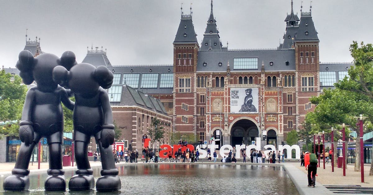 découvrez les pays-bas, un pays riche en histoire, culture et paysages pittoresques. explorez ses célèbres canaux, ses champs de tulipes colorés et ses villes emblématiques comme amsterdam et rotterdam. plongez dans l'art, la gastronomie et les traditions néerlandaises pour une expérience inoubliable.