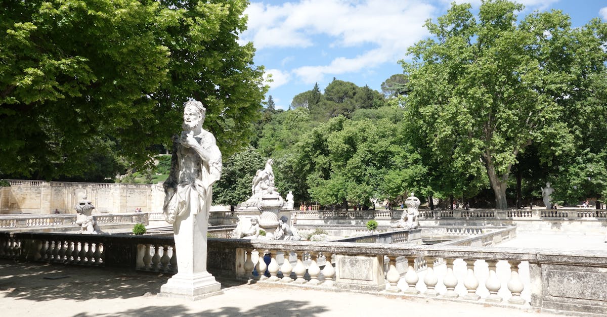 découvrez nîmes, une ville au riche patrimoine historique et culturel, célèbre pour ses monuments romains bien préservés comme les arènes, la maison carrée et le pont du gard. plongez dans l'art de vivre méditerranéen et explorez ses charmantes ruelles, ses festivals animés et sa gastronomie délicieuse.