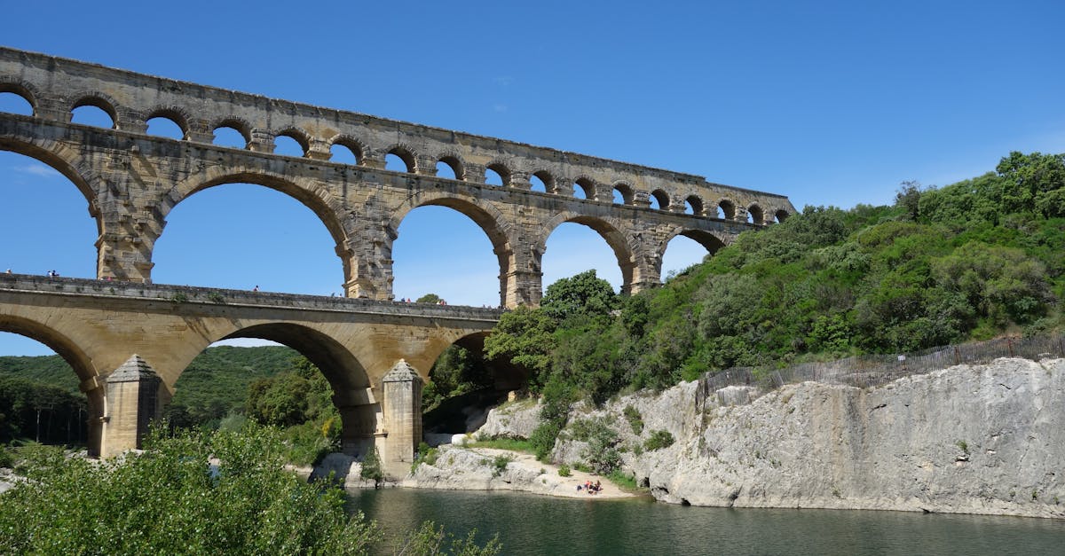 découvrez nîmes, une ville captivante du sud de la france, célèbre pour son riche patrimoine romain, ses arènes majestueuses et son ambiance méditerranéenne. explorez des sites historiques, savourez la gastronomie locale et profitez d'un cadre de vie enchanteur.