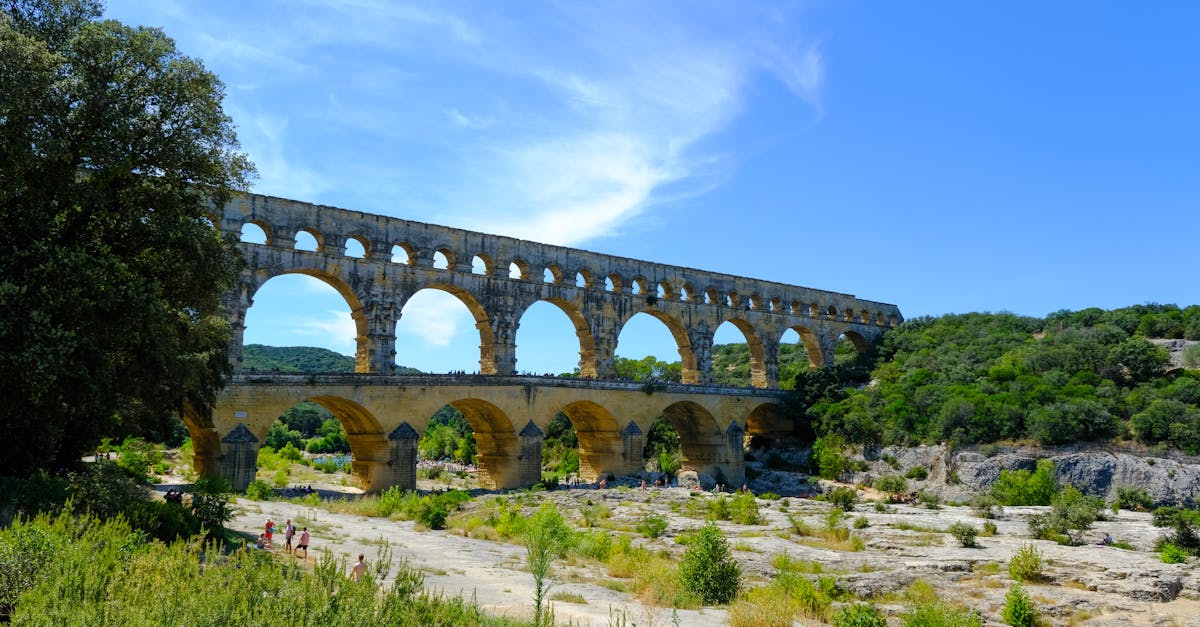 découvrez nîmes, une ville emblématique du sud de la france, célèbre pour son riche patrimoine historique, ses arènes romaines impressionnantes et son ambiance méditerranéenne unique. explorez ses ruelles pittoresques, ses marchés animés et ses sites archéologiques tout en vous immergeant dans la culture française.