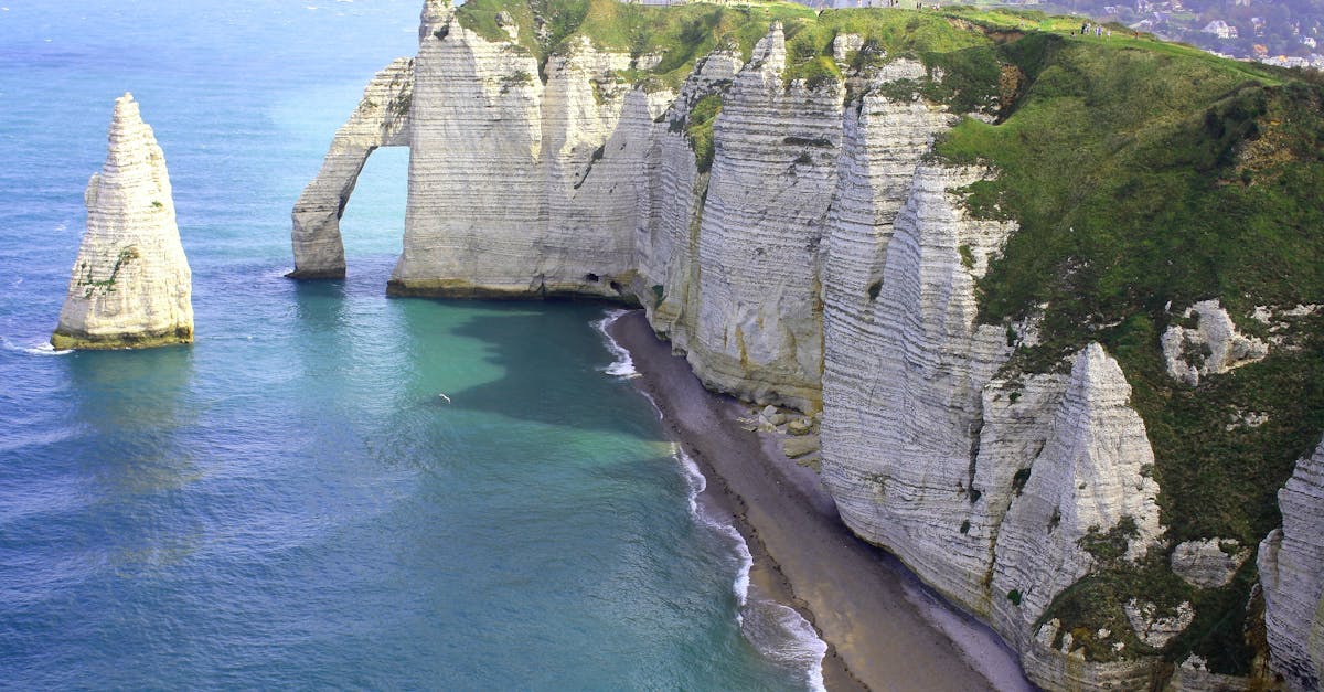 découvrez la normandie, une région française riche en histoire et en beauté naturelle, célèbre pour ses magnifiques plages, ses falaises spectaculaires et sa gastronomie authentique. explorez les charmants villages, les impressionnantes abbayes et les souvenirs du débarquement de 1944 dans un cadre pittoresque et apaisant.