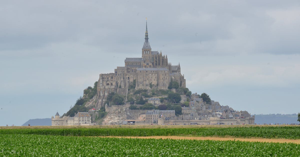 découvrez la beauté et l'histoire de la normandie, une région emblématique de france, célèbre pour ses paysages pittoresques, ses plages du débarquement et ses délicieux camemberts. explorez ses charmants villages, ses sites historiques et son patrimoine culturel riche.