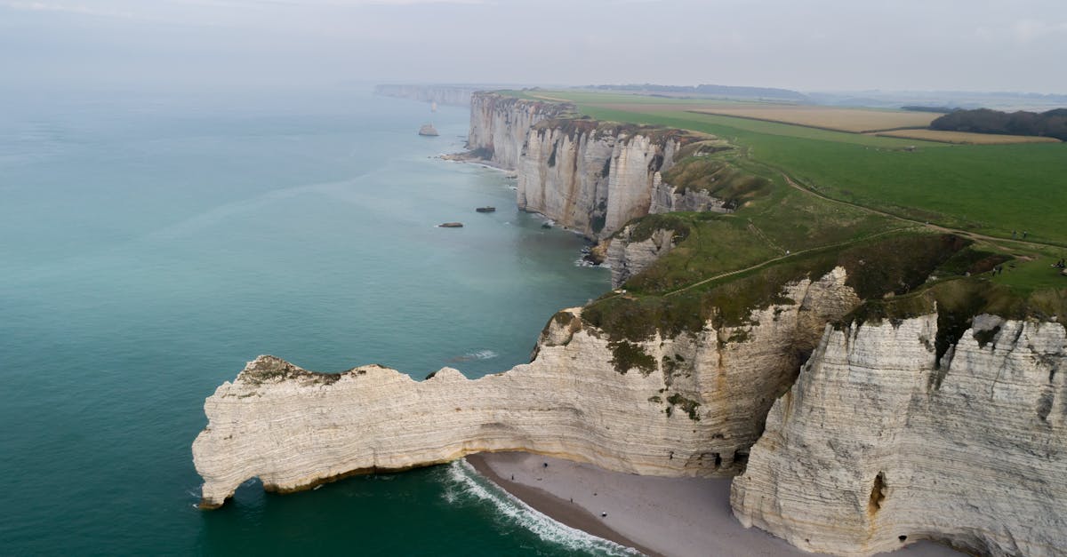 découvrez la beauté intemporelle de la normandie, ses paysages pittoresques, ses plages historiques, et sa riche gastronomie. explorez les charmants villages, le mont-saint-michel et les trésors culturels de cette région emblématique de la france.