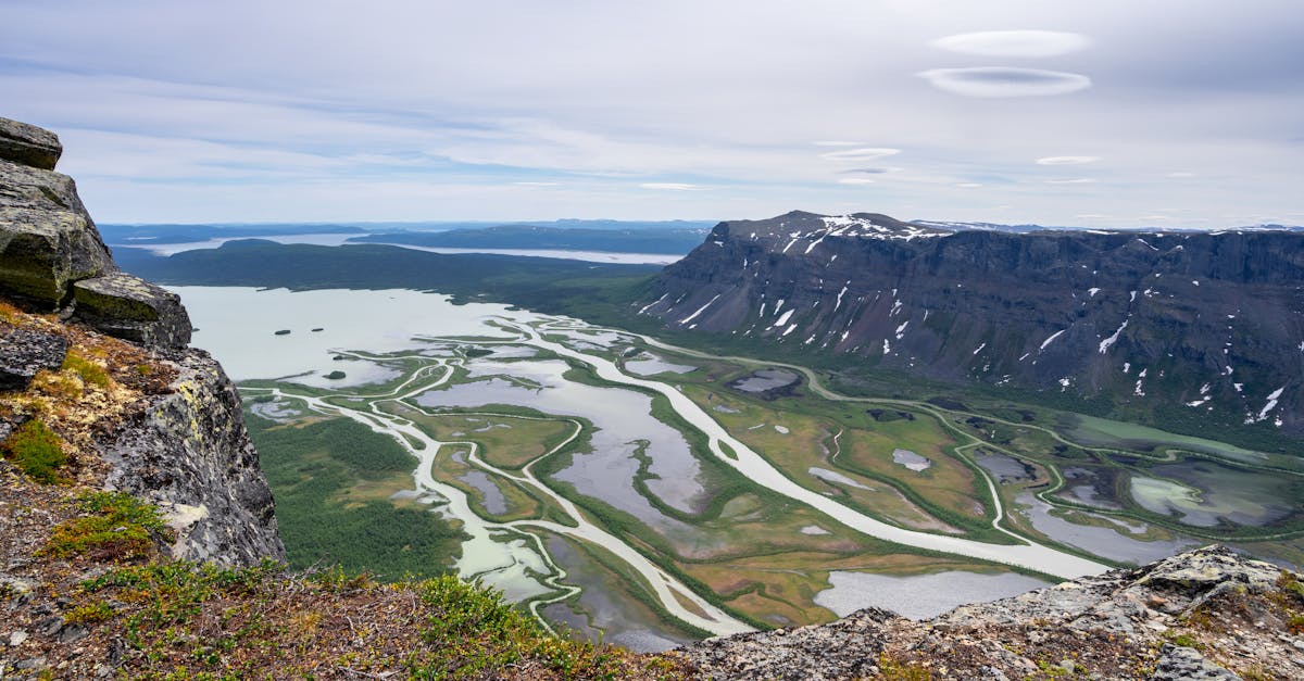 découvrez norrbotten, une région envoûtante du nord de la suède, réputée pour ses paysages majestueux, sa culture sami riche et ses activités en plein air tout au long de l'année. explorez les aurores boréales, les vastes forêts et les lacs cristallins qui font de norrbotten une destination unique pour les aventuriers et les amoureux de la nature.