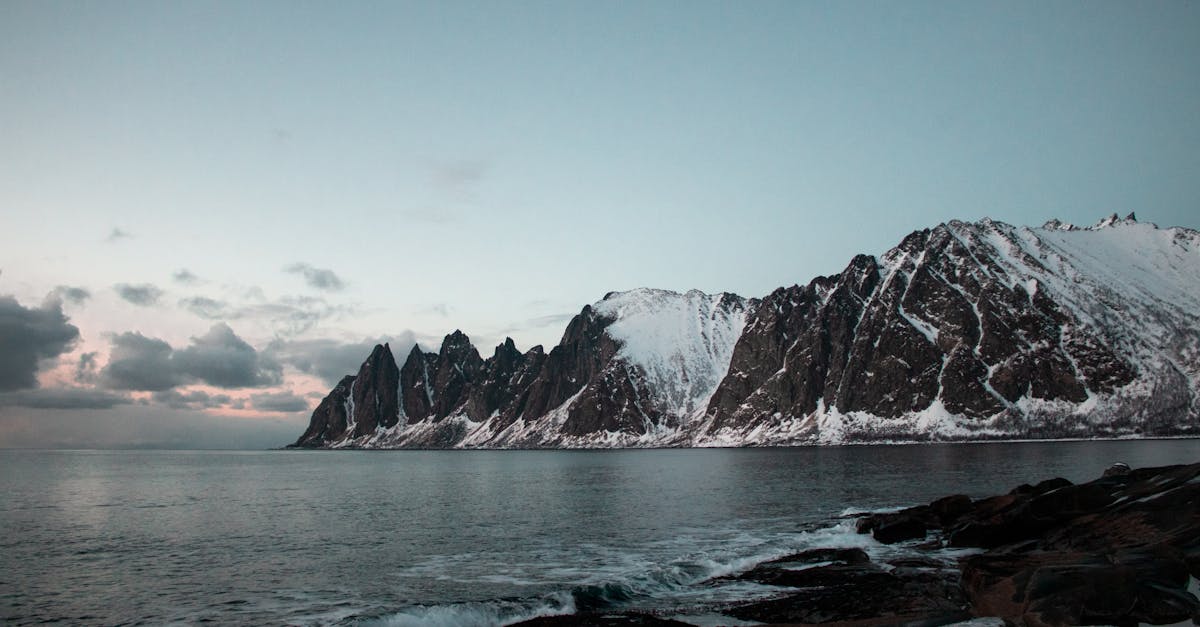 découvrez la beauté époustouflante de la norvège, un pays scandinave connu pour ses fjords majestueux, ses aurores boréales et ses paysages à couper le souffle. explorez ses villes vibrantes comme oslo, ses traditions culturelles riches et son héritage naturel incroyable.