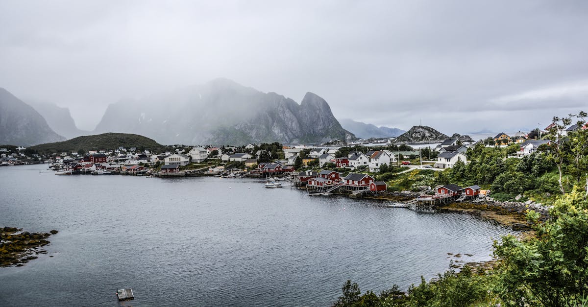 découvrez la beauté époustouflante de la norvège, avec ses fjords majestueux, ses aurores boréales envoûtantes et ses villes vibrantes. partez à l'aventure dans ce pays scandinave où la nature sublime et la culture riche s'entrelacent pour offrir une expérience inoubliable.