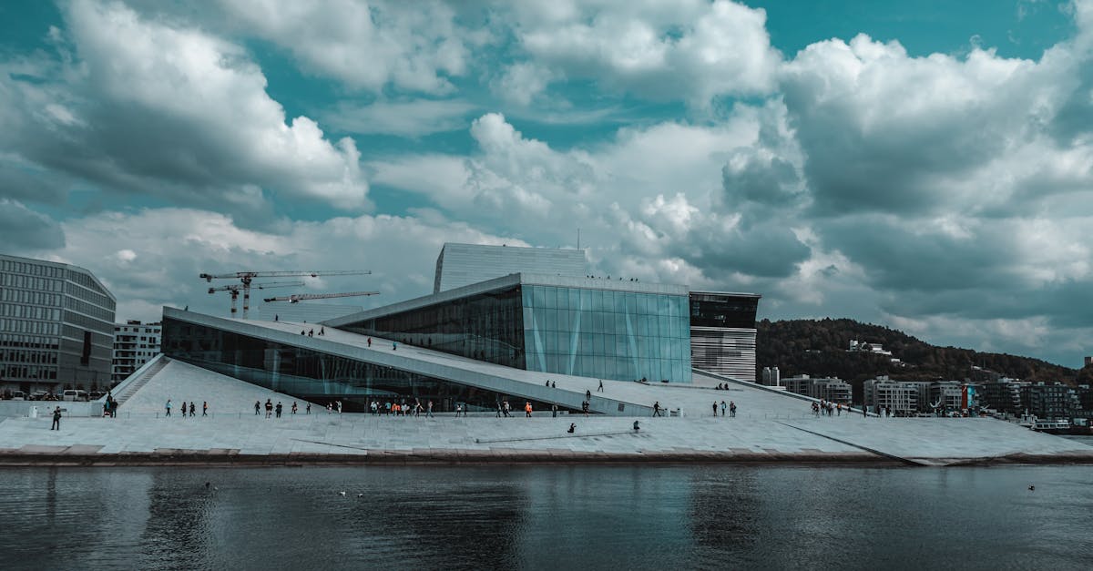 découvrez oslo, la capitale norvégienne au charme unique, entre nature époustouflante, culture riche et vie urbaine dynamique. explorez ses musées, ses parcs et son architecture moderne tout en profitant d'une ambiance scandinave chaleureuse.