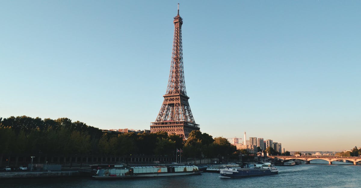 découvrez la magie de paris, la ville lumière. explorez ses monuments emblématiques, ses cafés charmants et sa riche culture. que vous soyez passionné d'histoire, de gastronomie ou d'art, paris est une destination incontournable qui saura vous émerveiller à chaque coin de rue.