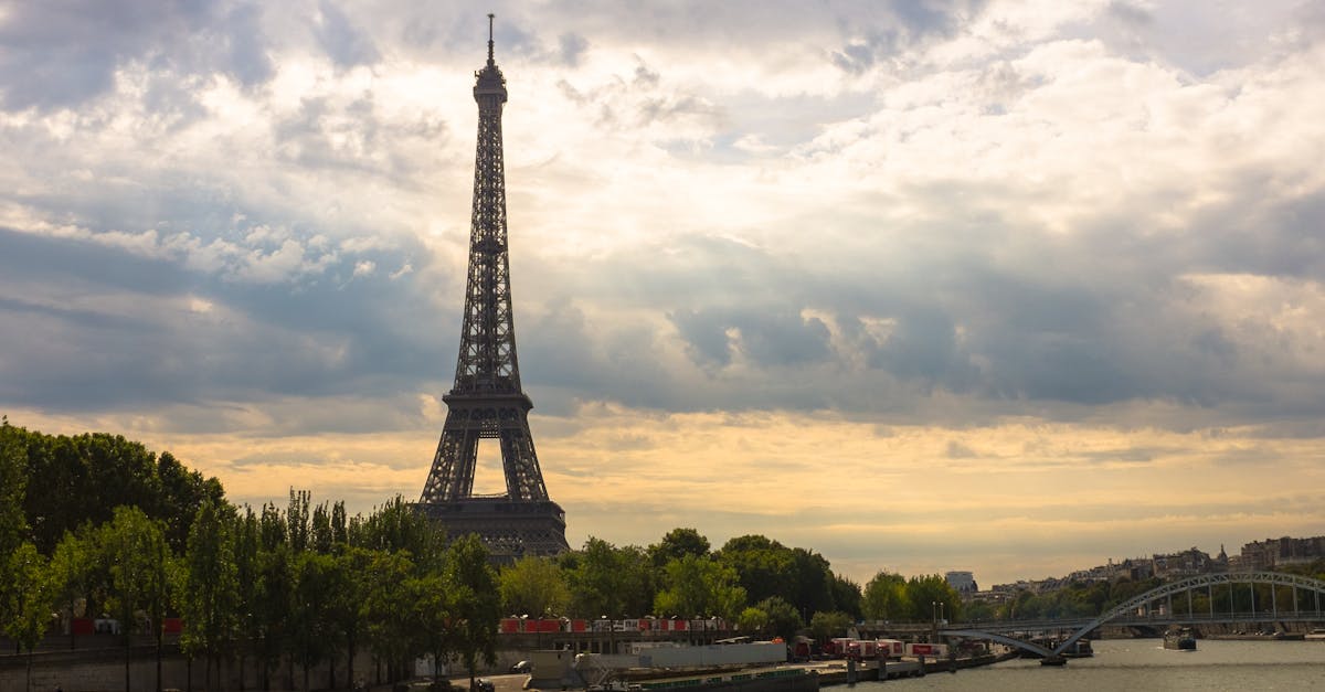 découvrez la magie de paris, la ville lumière, avec ses monuments emblématiques, ses musées renommés et sa gastronomie inégalée. explorez ses quartiers charmants, vivez l'effervescence de ses cafés et laissez-vous envoûter par l'art et la culture qui font de paris une destination incontournable.