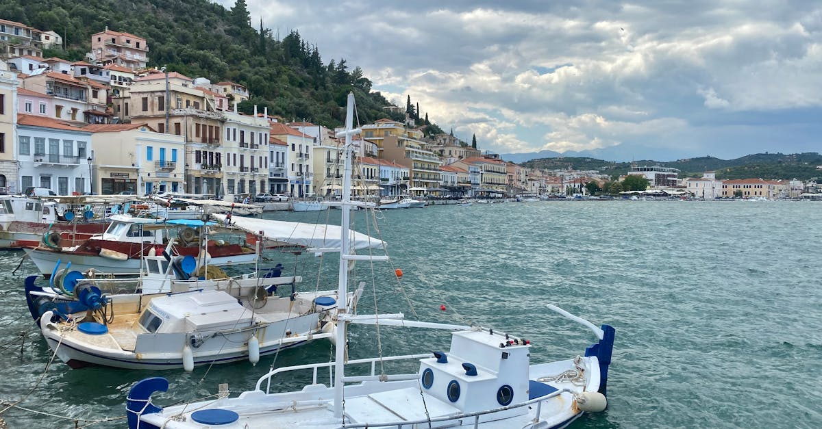 découvrez la beauté envoûtante du péloponnèse, une région riche en histoire, culture et paysages à couper le souffle. explorez ses sites antiques, ses plages paradisiaques et sa délicieuse gastronomie. parfait pour des vacances inoubliables en grèce.