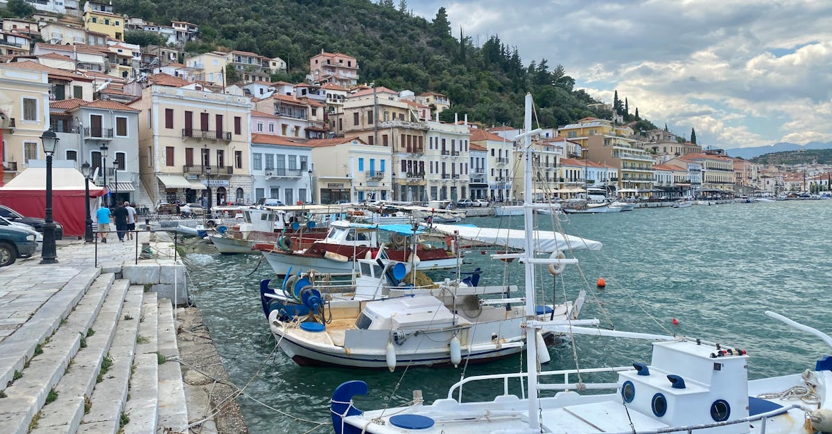 découvrez le péloponnèse, une région fascinante de la grèce, riche en histoire, paysages époustouflants et culture vibrante. explorez ses sites archéologiques emblématiques, ses plages ensoleillées et sa délicieuse gastronomie, tout en profitant d'une ambiance chaleureuse et accueillante.