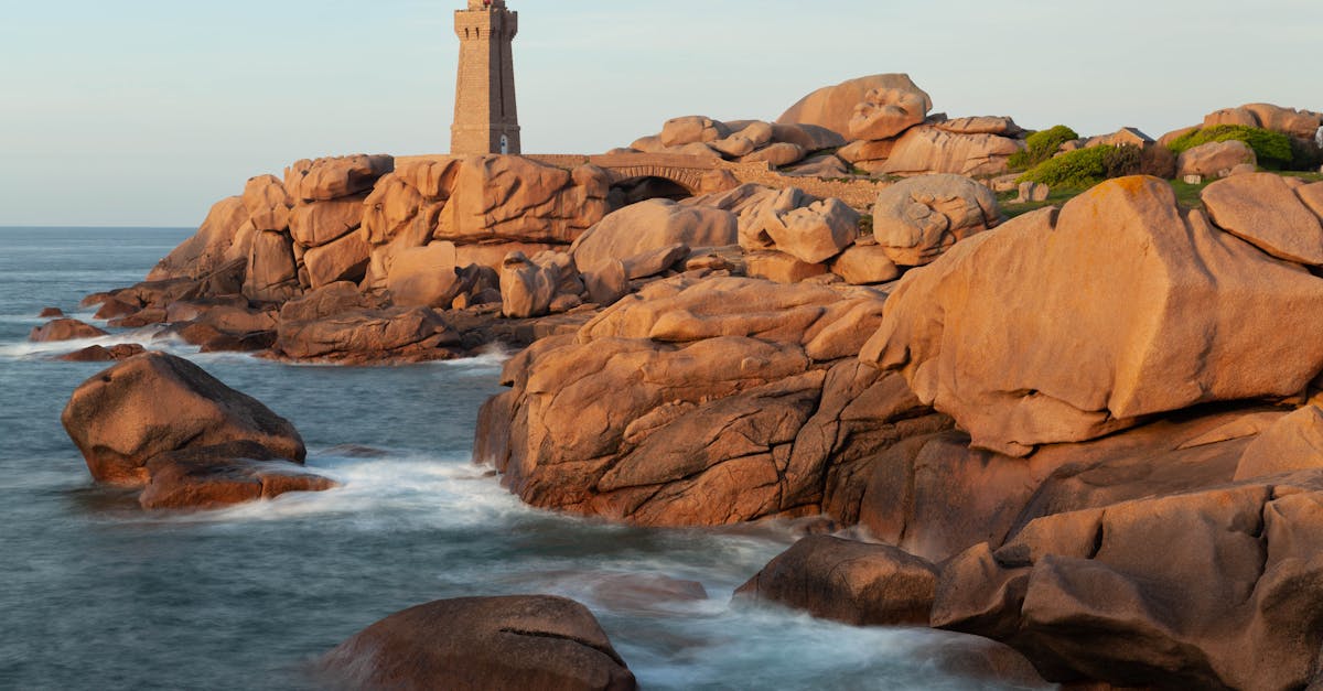 découvrez perros-guirec, une charmante station balnéaire en bretagne, célèbre pour ses paysages époustouflants, ses plages de sable fin et ses formations rocheuses uniques. explorez ses sentiers côtiers, savourez la délicieuse cuisine locale et plongez dans l'histoire maritime de cette destination incontournable.