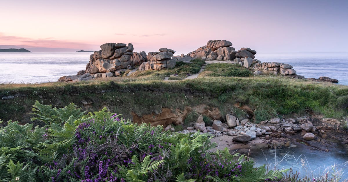 découvrez perros-guirec, une charmante station balnéaire en bretagne, réputée pour ses plages de sable fin, ses paysages côtiers époustouflants et ses sentiers de randonnée. parfait pour des vacances en famille ou une escapade romantique !