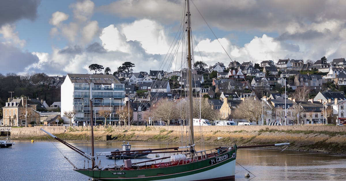 découvrez perros-guirec, une magnifique station balnéaire en bretagne, célèbre pour ses paysages côtiers à couper le souffle, ses plages de sable fin et ses magnifiques granits roses. explorez ses sentiers de randonnée, son patrimoine maritime et savourez la gastronomie bretonne dans une ambiance conviviale.