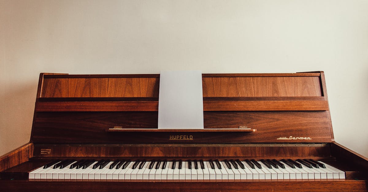 découvrez l'univers captivant du piano : des conseils pour débutants, des techniques avancées, des morceaux incontournables et tout ce dont vous avez besoin pour maîtriser cet instrument majestueux.
