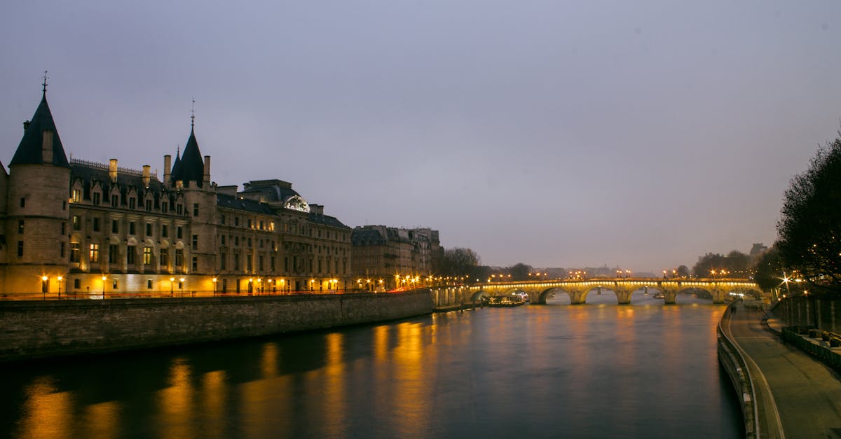 découvrez pont-aven, charmante commune bretonne célèbre pour ses paysages enchanteurs, ses galeries d'art et son riche patrimoine maritime. flânez le long des rivières, savourez les spécialités locales et laissez-vous séduire par le caractère authentique de cette ville artistique.