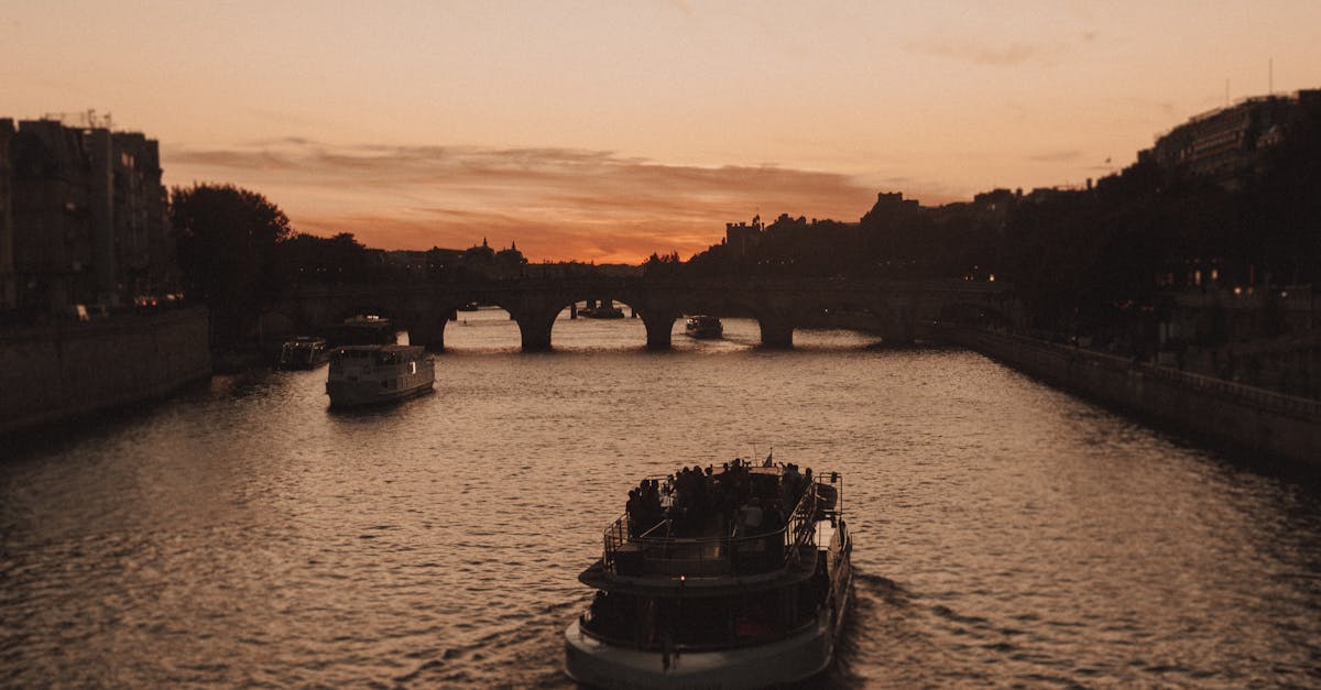 découvrez pont-l'évêque, une charmante commune normande riche en histoire et en culture. explorez ses paysages pittoresques, sa gastronomie locale, et laissez-vous séduire par l'authenticité de ses traditions.