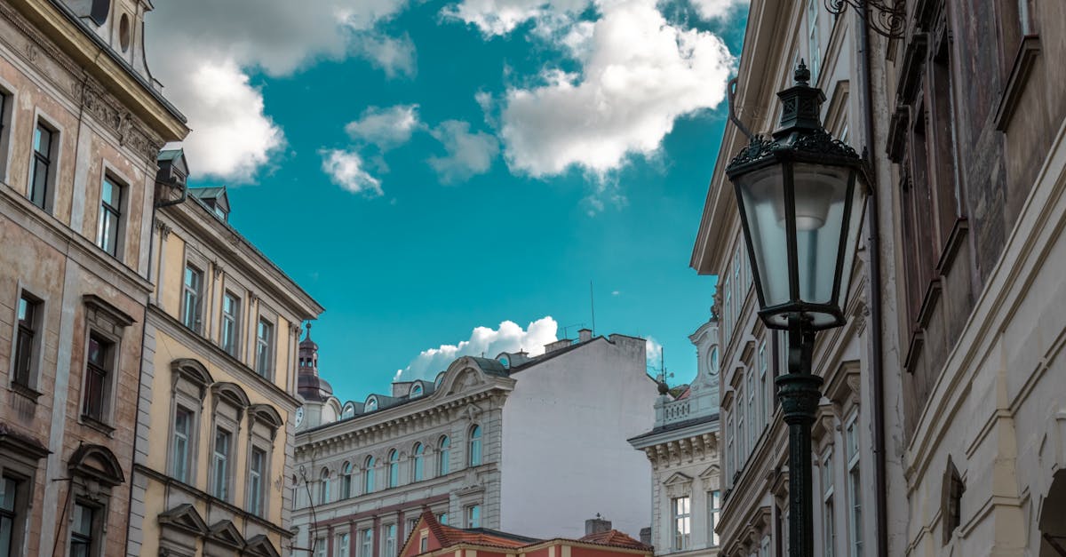 découvrez prague, la capitale magique de la république tchèque, célèbre pour son architecture médiévale, ses ponts pittoresques et ses charmantes ruelles. explorez la richesse de son histoire, savourez ses délices culinaires et laissez-vous envoûter par l'atmosphère unique de cette ville emblématique d'europe.