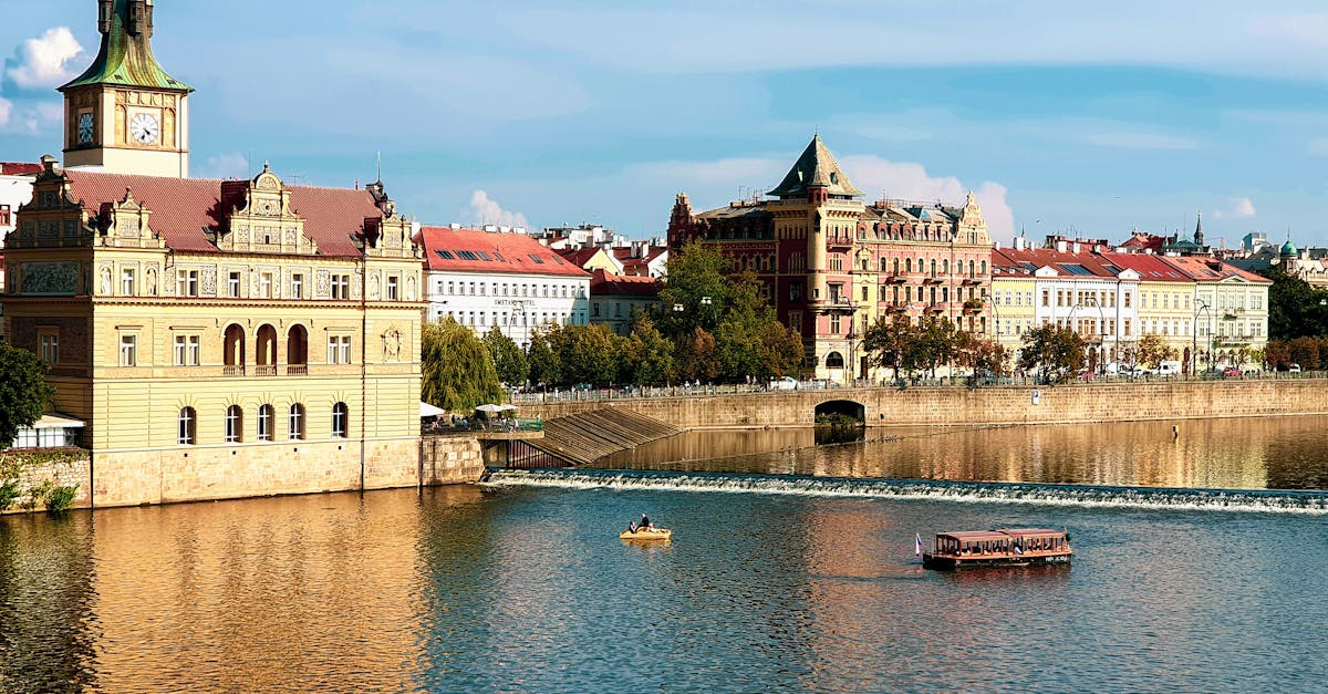 découvrez prague, la magnifique capitale de la république tchèque, connue pour son architecture médiévale, ses ponts historiques et son ambiance romantique. explorez le château de prague, flânez sur le pont charles et savourez la délicieuse cuisine locale dans cette ville fascinante et pleine de charme.