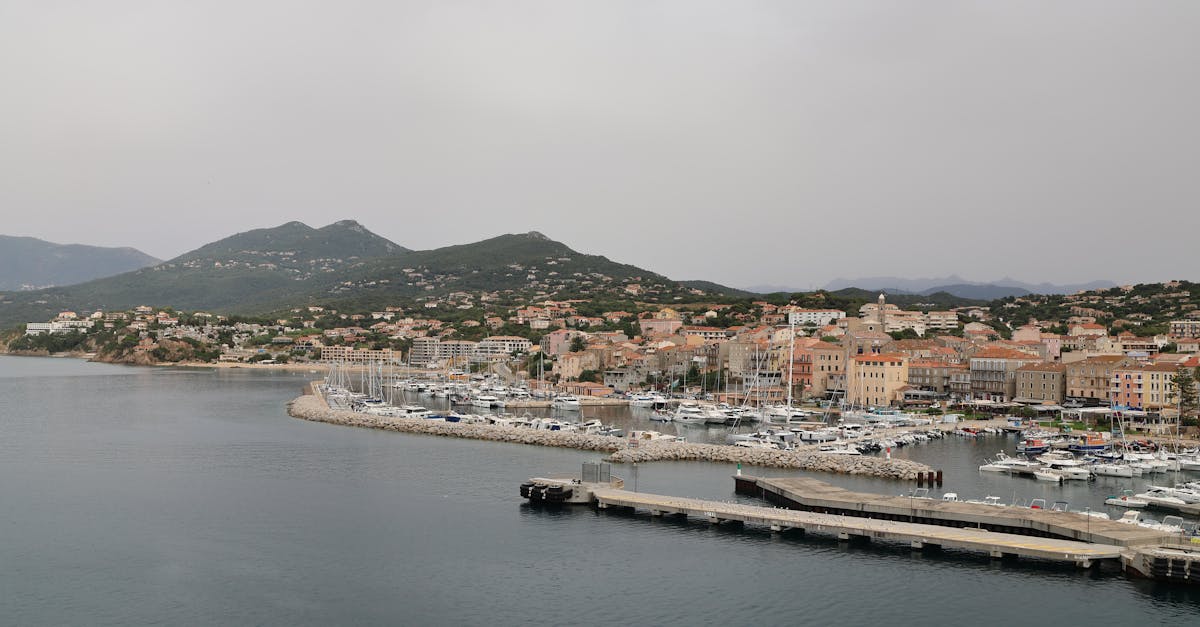 découvrez propriano, une charmante station balnéaire située sur la côte sud de la corse, renommée pour ses plages de sable fin, ses eaux cristallines et son ambiance paisible. explorez les paysages magnifiques, savourez la délicieuse cuisine locale et profitez d'activités nautiques et de randonnées. propriano, le lieu idéal pour des vacances inoubliables en méditerranée.