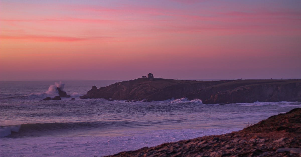 découvrez quiberon, une magnifique station balnéaire bretonne réputée pour ses plages de sable fin, ses paysages époustouflants et son ambiance chaleureuse. parfaite pour les amateurs de nature, de sports nautiques et de gastronomie locale, quiberon vous invite à explorer ses criques pittoresques et à déguster des délices de la mer.