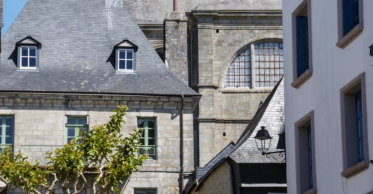 découvrez la beauté de quimper, une charmante ville bretonne riche en histoire et en culture. flânez dans ses rues pavées, admirez la cathédrale saint-corentin et profitez des spécialités gastronomiques locales. quimper vous offre une expérience unique au cœur de la bretagne.