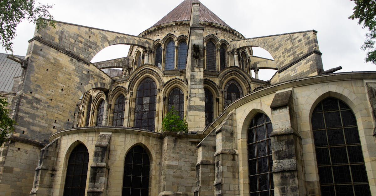 découvrez reims, la ville des sacres et du champagne. explorez son riche patrimoine historique, ses magnifiques cathédrales et ses célèbres maisons de champagne. vivez une expérience inoubliable au cœur de la région grand est de la france.