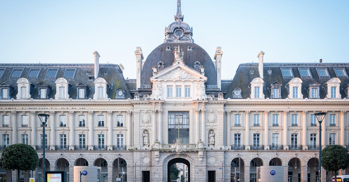 découvrez rennes, la dynamique capitale de la bretagne, alliant histoire riche, architecture médiévale et vie culturelle vibrante. explorez ses quartiers pittoresques, ses pâtisseries savoureuses et profitez d'une ambiance conviviale tout au long de l'année.
