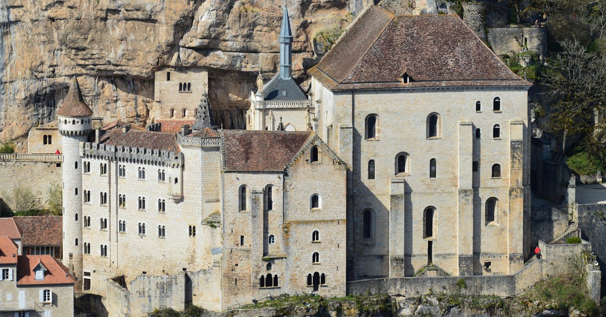découvrez rocamadour, un site médiéval enchanteur niché sur des falaises, célèbre pour ses sanctuaires, sa gastronomie et ses panoramas époustouflants. explorez ses ruelles pittoresques et plongez dans l'histoire fascinante de ce joyau du patrimoine mondial.