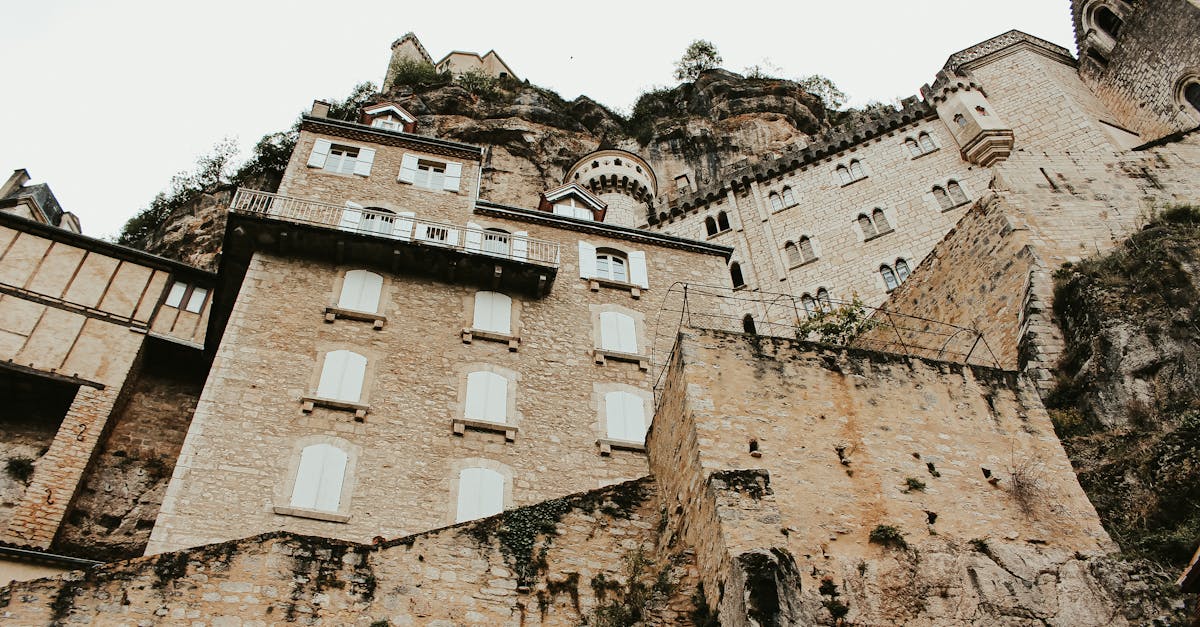 découvrez rocamadour, un magnifique village médiéval perché sur des falaises, célèbre pour son sanctuaire dédié à la vierge noire. explorez ses ruelles pittoresques, ses lieux historiques et admirez des panoramas à couper le souffle tout en goûtant aux spécialités gastronomiques de cette région incontournable du lot.