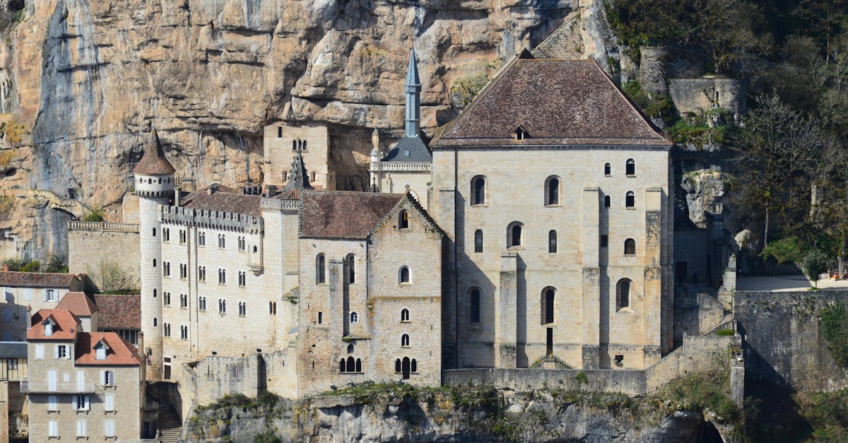 découvrez rocamadour, un village médiéval emblématique perché sur une falaise, célèbre pour son sanctuaire, ses panoramas époustouflants et son riche patrimoine historique. explorez ses ruelles pavées, ses églises et laissez-vous séduire par la beauté naturelle de cette destination incontournable du lot.