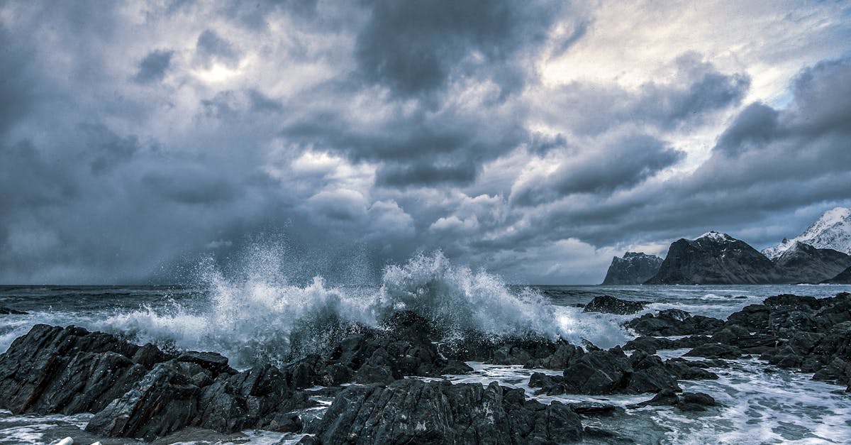 découvrez rogaland, une région pittoresque de norvège, réputée pour ses paysages à couper le souffle, ses fjords majestueux et ses charmants villages. parfait pour les amateurs de nature et d'aventure, rogaland offre une variété d'activités en plein air, de la randonnée à la pêche, tout en préservant un riche patrimoine culturel.
