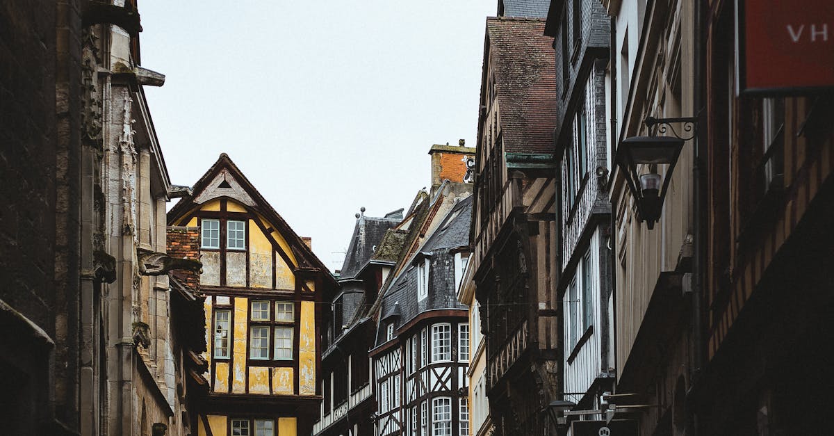 découvrez rouen, la ville d'art et d'histoire, célèbre pour sa cathédrale gothique, ses maisons à colombages et son riche patrimoine culturel. explorez ses musées, flânez dans ses rues pavées et savourez la gastronomie normande.