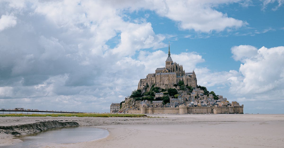 découvrez saint-étienne, une ville dynamique au riche patrimoine industriel et culturel. explorez ses musées, ses espaces verts et profitez de la vie locale animée. un voyage au cœur de l'innovation et de l'art dans la loire.