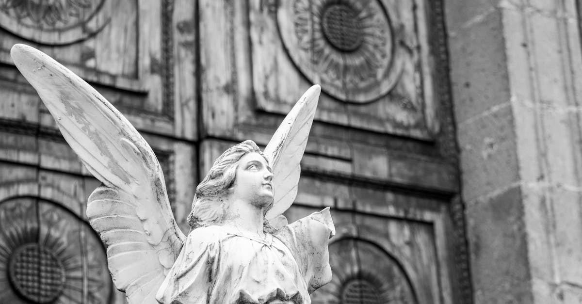 découvrez la vie et les enseignements de saint joseph, figure emblématique de la foi chrétienne, protecteur des familles et modèle de dévotion. explorez son rôle dans la sainte famille et son influence à travers les siècles.
