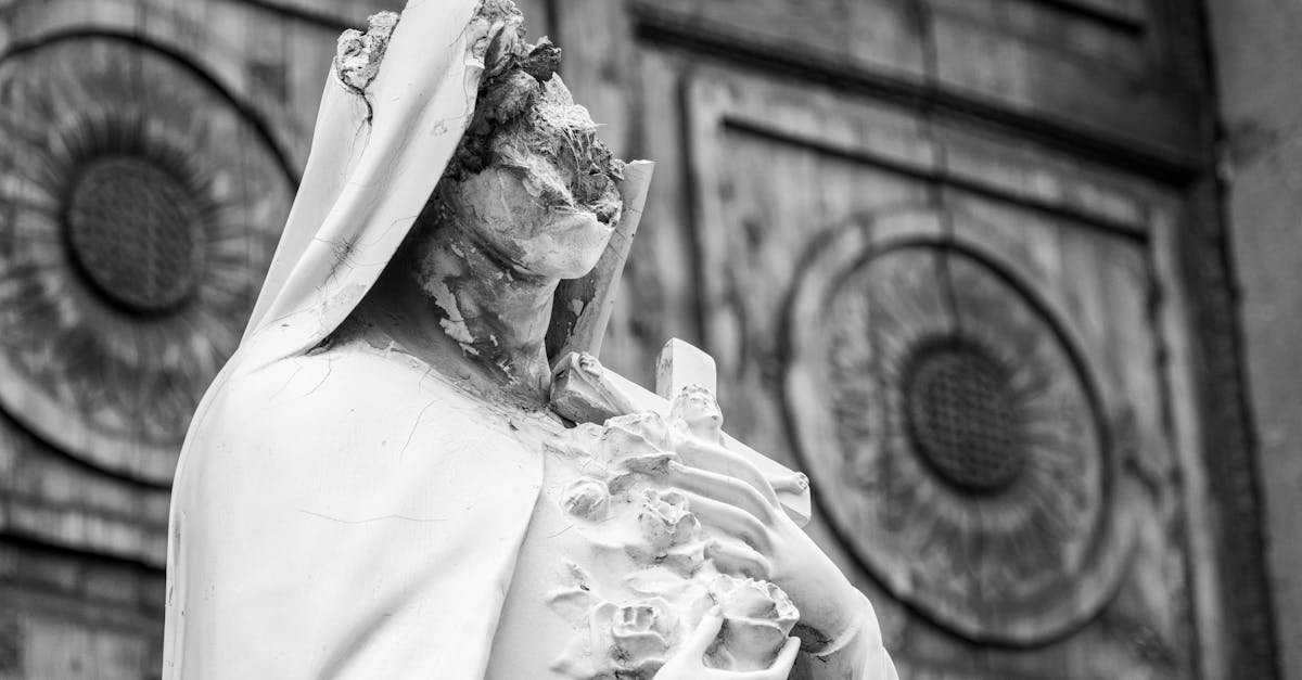 découvrez la vie et l'héritage de saint joseph, une figure emblématique dans la tradition chrétienne, symbole de foi, de paternité et d'humilité. explorez son rôle dans les écritures et son influence au sein de la culture et des croyances modernes.