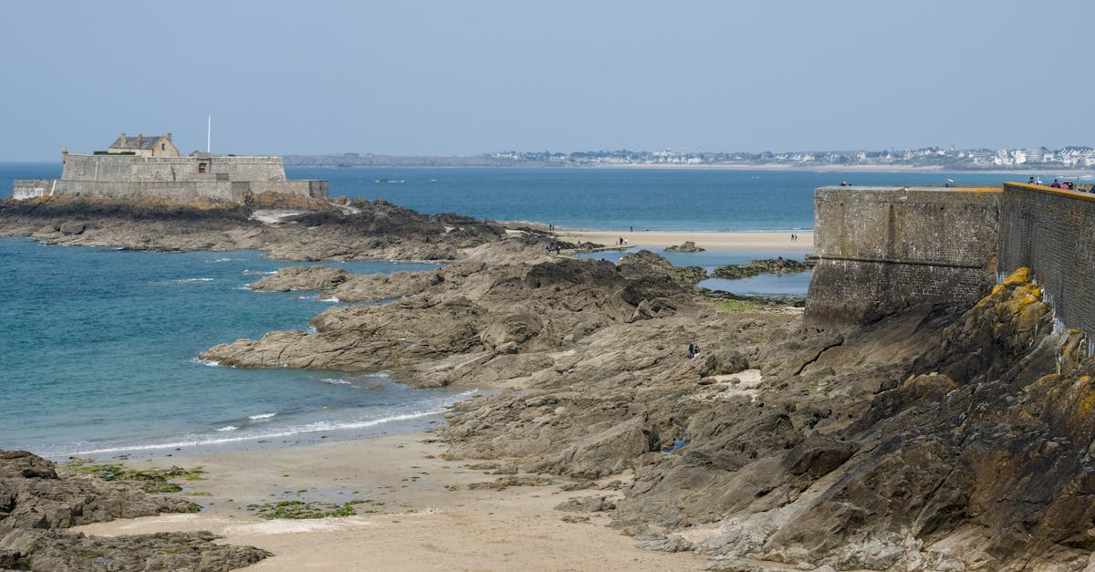 découvrez saint-malo, la cité corsaire aux remparts impressionnants, où l'histoire maritime se mêle à des paysages époustouflants. profitez de ses plages, de son ambiance vibrante et de sa gastronomie locale pour une escapade inoubliable en bretagne.