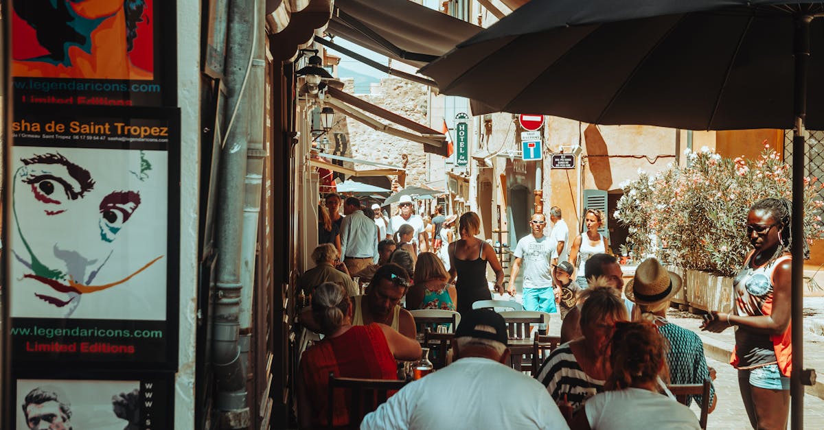 découvrez l'élégance intemporelle de saint-tropez, la célèbre station balnéaire de la côte d'azur. entre plages de sable fin, boutiques de luxe et cuisine méditerranéenne, plongez dans un monde de glamour et d'authenticité.